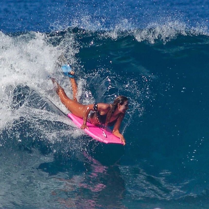 Anne-Cécile Lacoste en bodyboard sur une vague